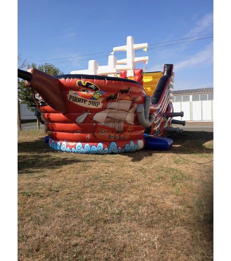 Photo L'aire de jeux gonflables Bateau pirate